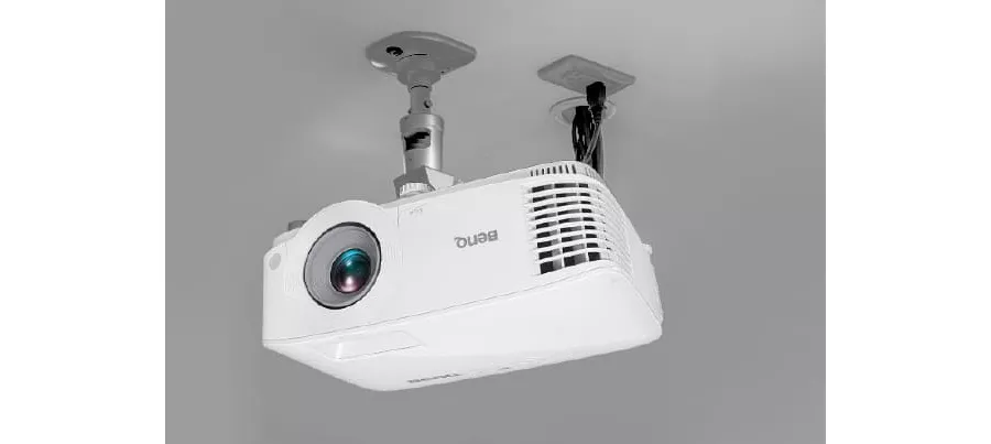 BenQ MX560 dipasang terbalik di plafon dengan bracket