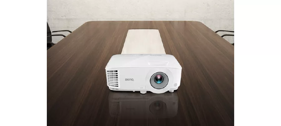 Proyektor BenQ MX560 di meja ruang rapat kantor