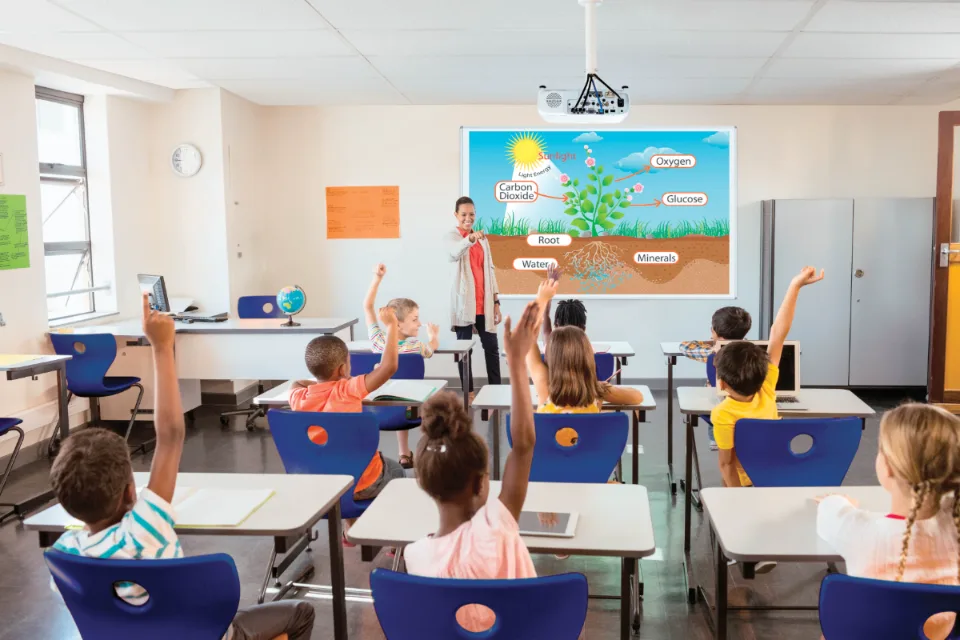 Proyektor Epson EB-E600 dipasang di plafon ruang kelas sekolah