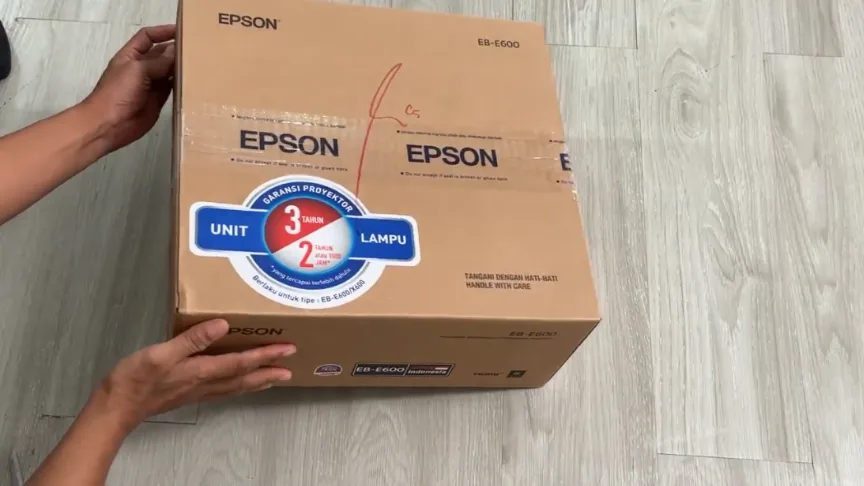 Dus Epson EB-E600 dengan stiker garansi unit 3 tahun dan lampu 2 tahun
