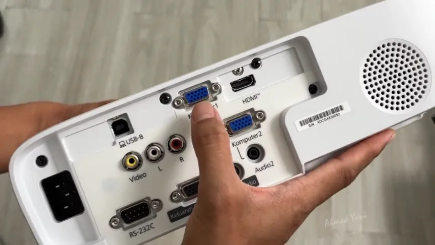 Port unit asli Epson EB-E600 di video unboxing, terlihat USB-B, VGA, HDMI, RCA, dan RS-232C
