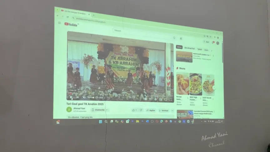 Hasil proyeksi Epson EB-E600 ke dinding di ruangan dengan cahaya siang