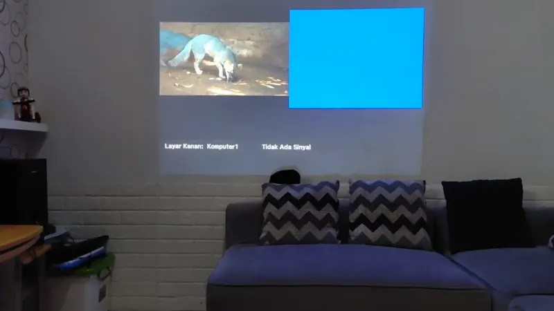 Fitur split screen Epson EB-X600 menampilkan dua sumber input berdampingan
