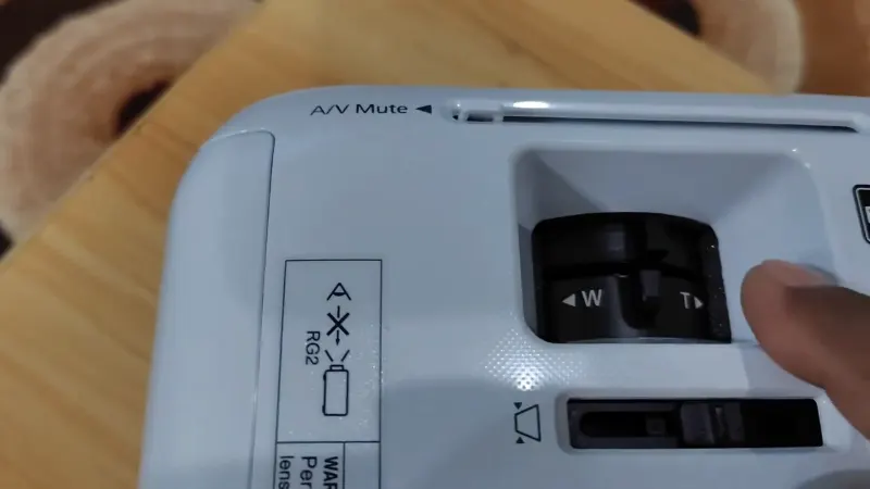 Tuas zoom optik dan fokus manual di atas lensa Epson EB-X600