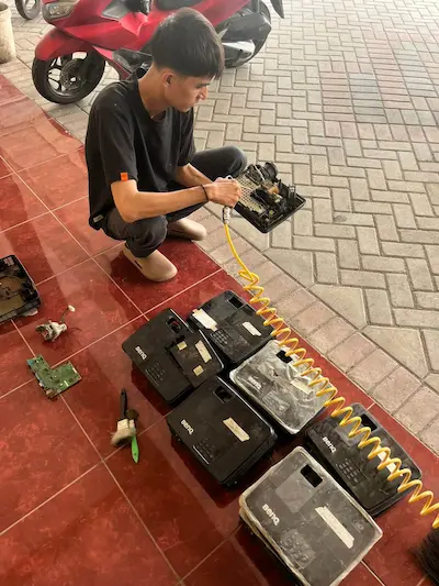 servis proyektor sekolah Mojokerto di workshop Surabaya